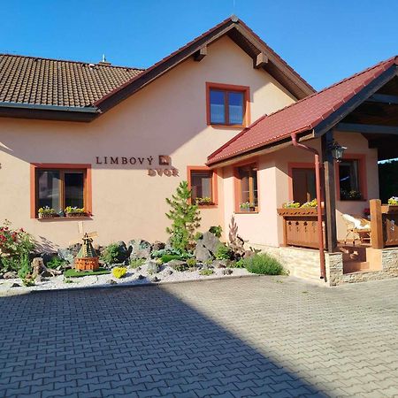 Pezion Limbovy Dvor Hotell Vrbov Exteriör bild