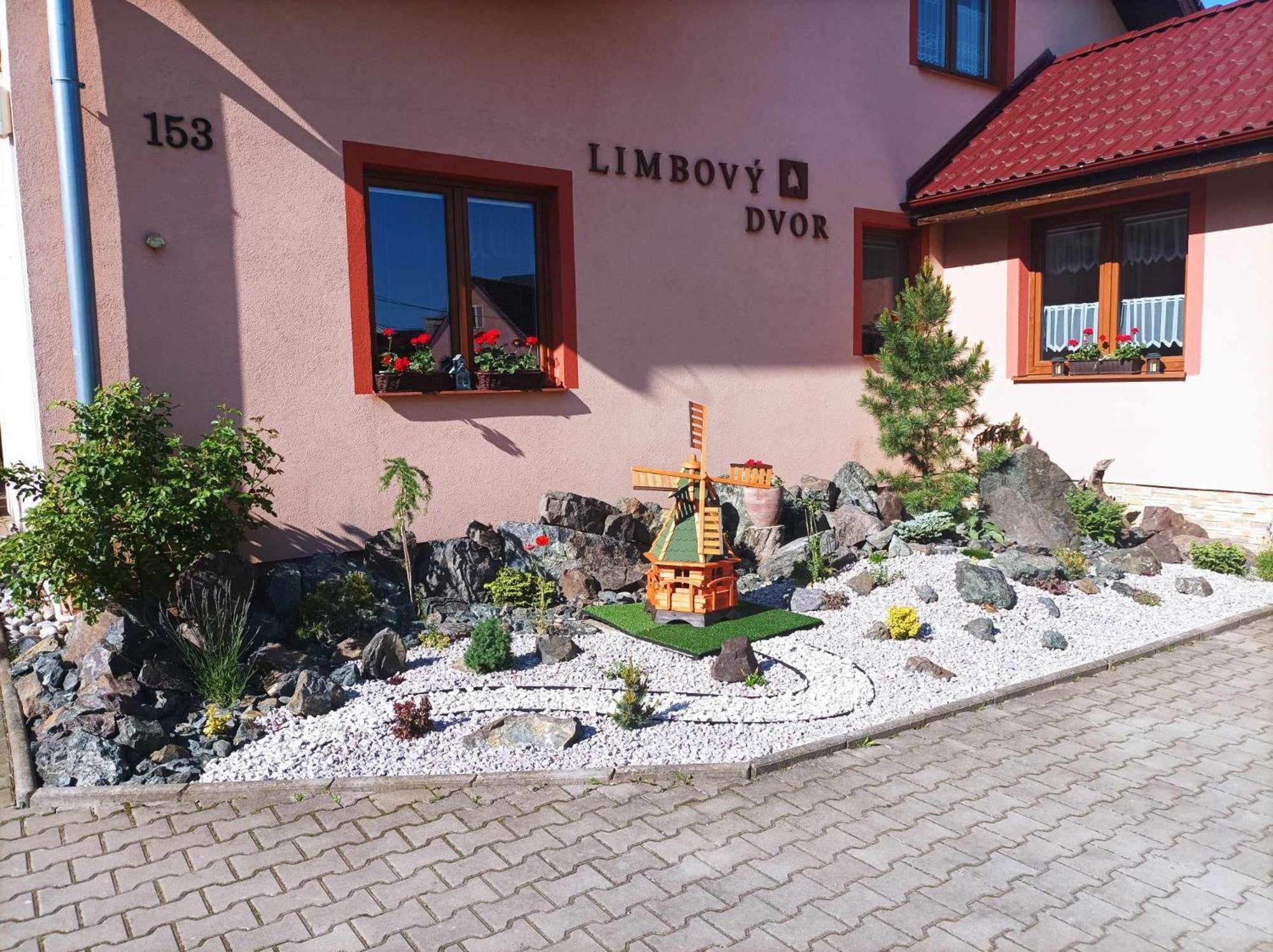 Pezion Limbovy Dvor Hotell Vrbov Exteriör bild