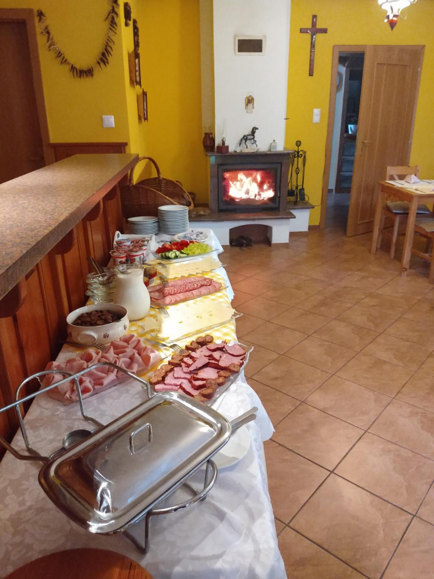Pezion Limbovy Dvor Hotell Vrbov Exteriör bild