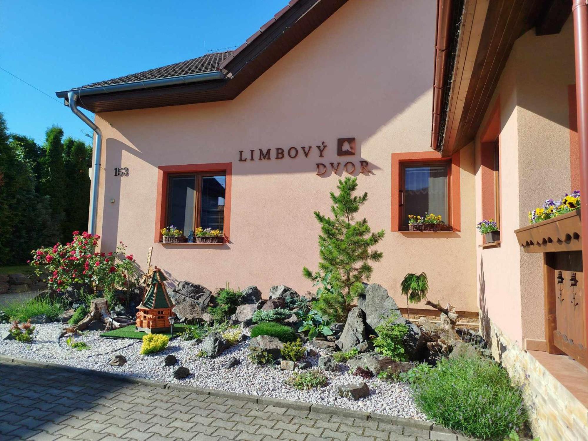 Pezion Limbovy Dvor Hotell Vrbov Exteriör bild