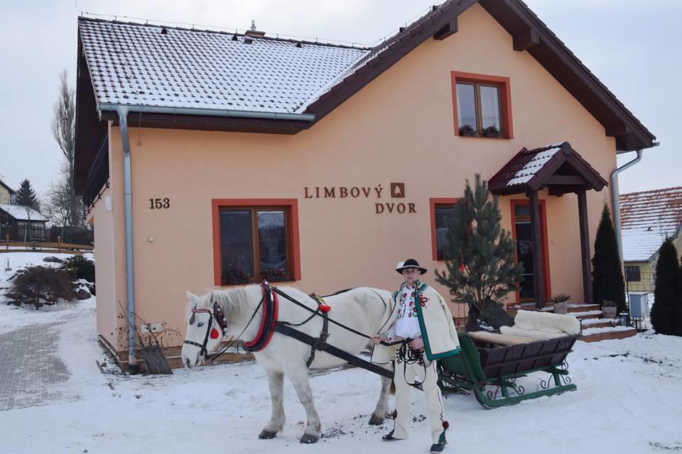 Pezion Limbovy Dvor Hotell Vrbov Exteriör bild