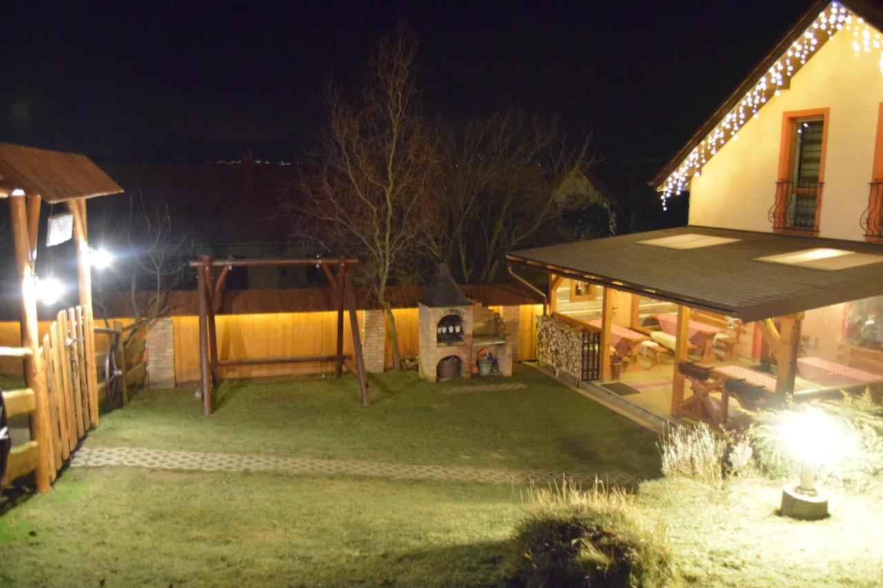 Pezion Limbovy Dvor Hotell Vrbov Exteriör bild