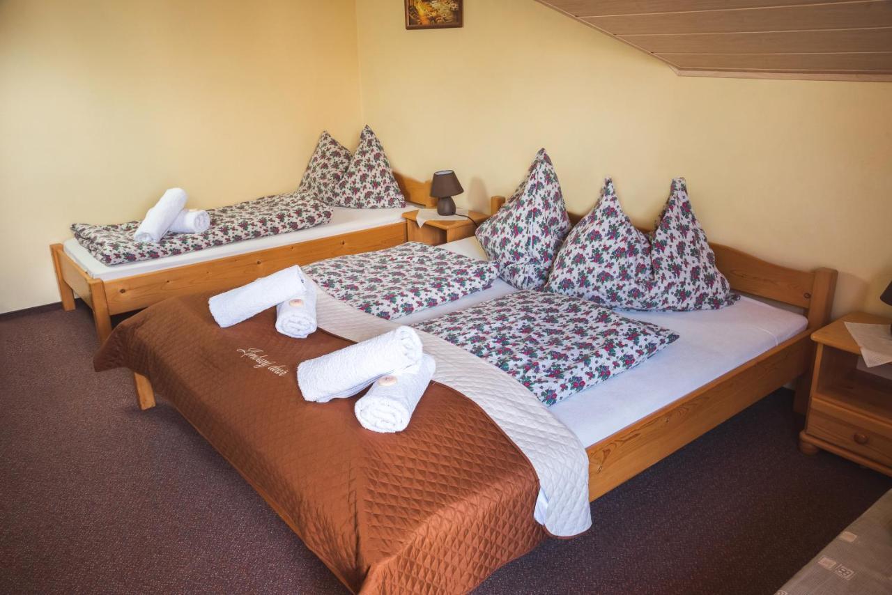 Pezion Limbovy Dvor Hotell Vrbov Exteriör bild