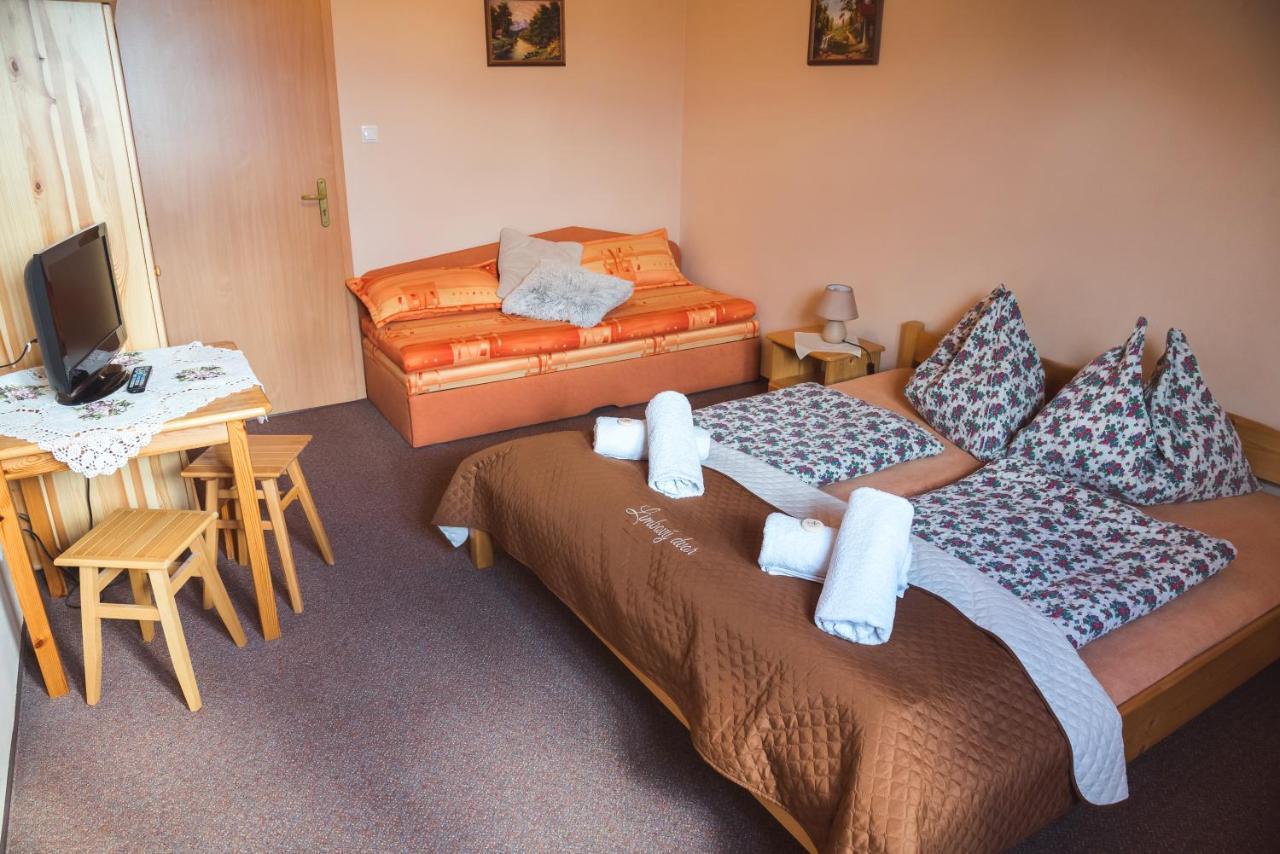Pezion Limbovy Dvor Hotell Vrbov Exteriör bild